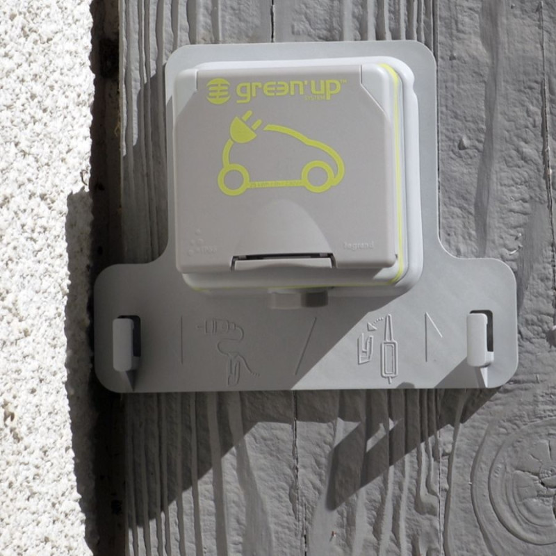 Prêt à poser Green'UP Access - Prise pour véhicule électrique + patère + disjoncteur différentiel