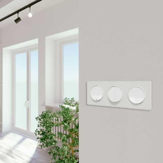 Odace Touch plaque 3 postes horizontaux ver 71mm translucide blanc avec liseré blanc